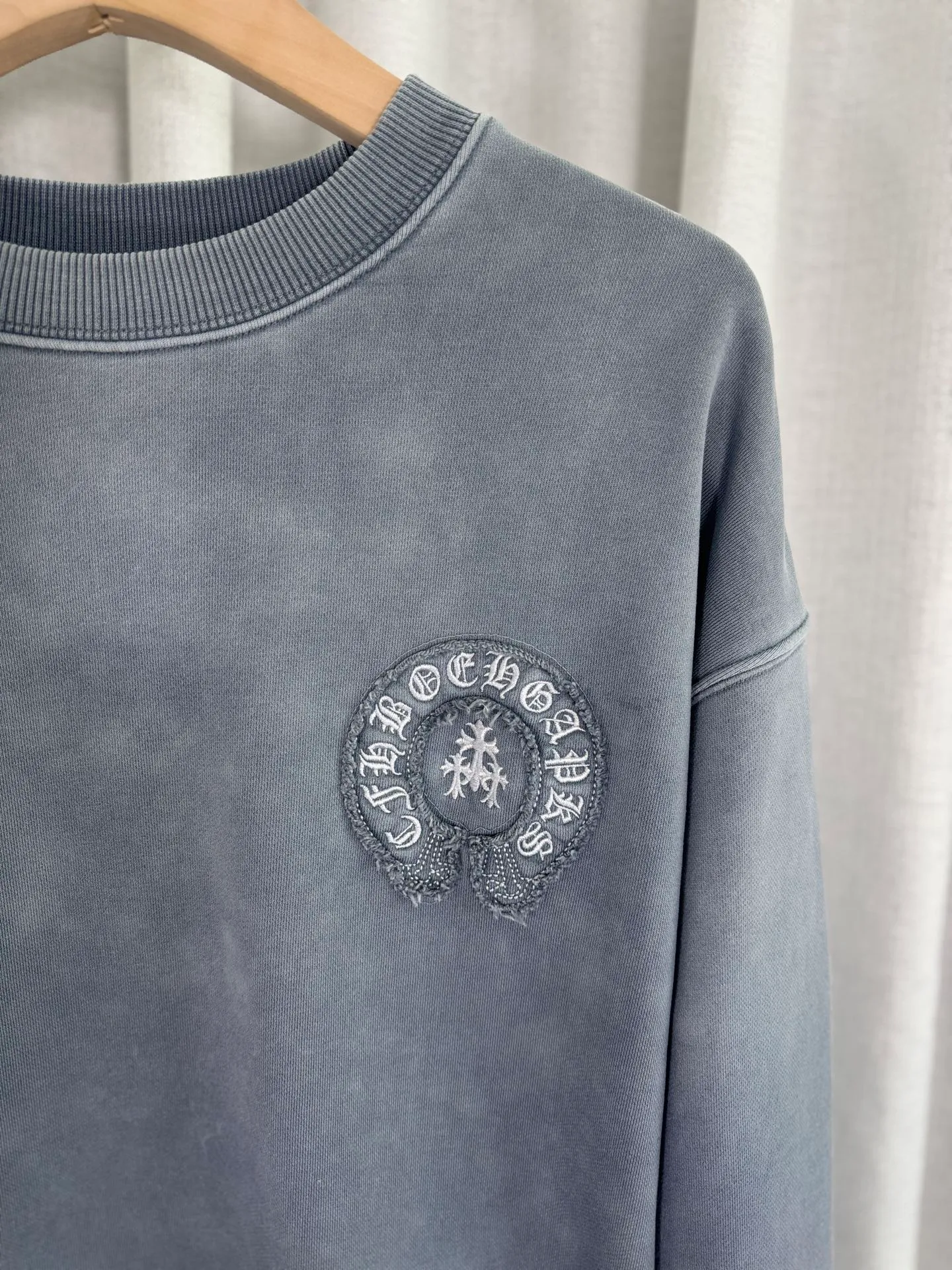 P280 top version, real shot without P, ​​different from market currency) 𝗖𝗵𝗿𝗼𝗺𝗲 𝗛𝗲𝗮𝗿𝘁𝘀/Cro Heart 2025 washed patch embroidery autumn and winter new original single counter American laser burnt 3D three-dimensional color embroidery couple casual sweatshirt 👑The highest version! Customized fabric 500g tripe terry fabric! American acid-washed and distressed original fabric laser burnt ✟appliqué embroidery and exquisite embroidery of letters! The best-selling model in the counter, very comfortable to wear. Accessories: original molded and authenticated collar label➕100% silk wash label. Genuine purchase-grade original hangtag➕matching hanging rope➕3D hanging beads➕original packaging bag. Craftsmanship: The original version has consistent wiring! The highest version of the armhole matching technique! Color: Blue Black Size: S M L XL Style No.: 1033